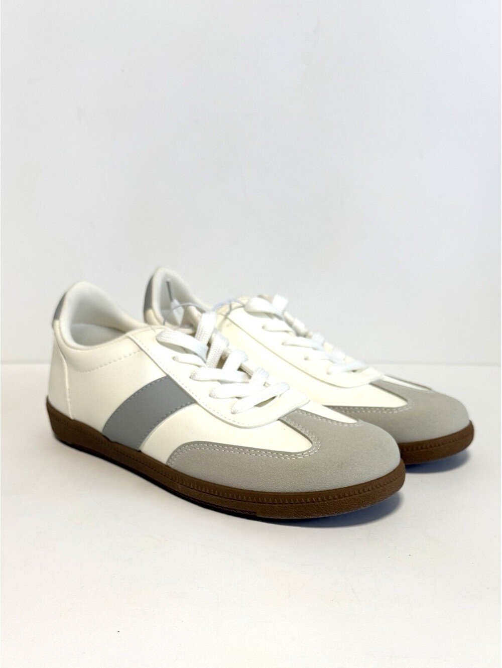 J Sport Cecily Women’s White Gray Lace Up Sneakers Size 7.5M Gum Sole NWT
